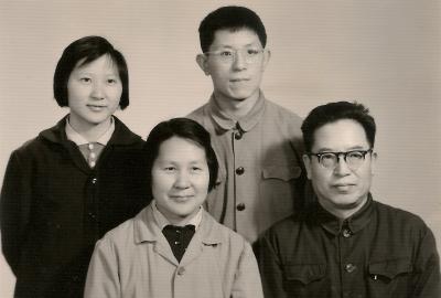 1975年，宿白先生和夫人朱明瑞、长子宿志一、女儿宿志丕全家照