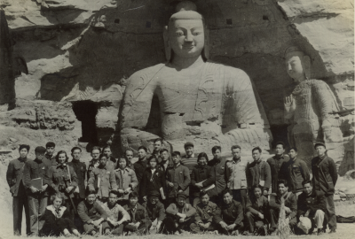 52级，宿白先生（前排左五）和北京大学历史系考古专业1952级同学在云冈石窟实习